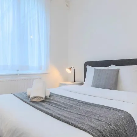 Beautiful With Balcony 4 Bedrooms! Appartement *